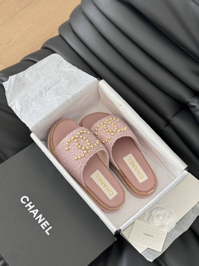 P布 Chanel 24C春夏新品双c拖鞋 拖鞋的狂热爱好者又来了 可以承包你一整个夏天的时髦 经典菱格双c元素设计 浓浓的中古典雅气息 搭配任何风格都很赞 增