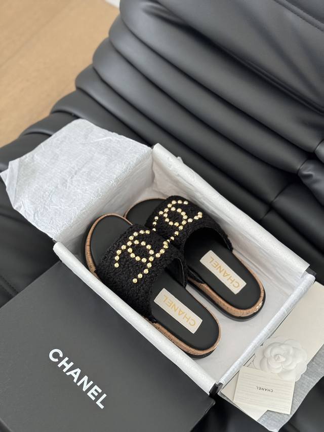 P布 Chanel 24C春夏新品双c拖鞋 拖鞋的狂热爱好者又来了 可以承包你一整个夏天的时髦 经典菱格双c元素设计 浓浓的中古典雅气息 搭配任何风格都很赞 增